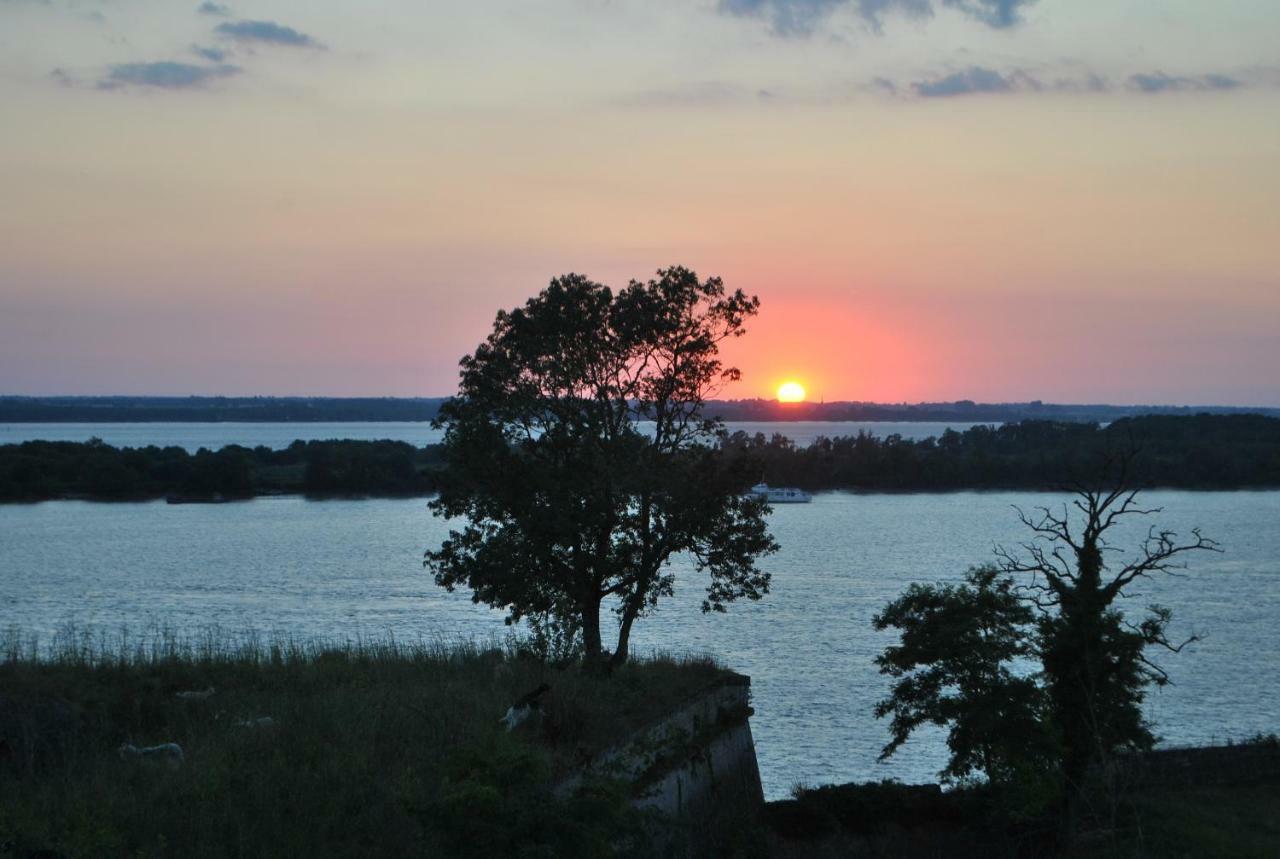 Auberge Du Porche Blaye Buitenkant foto